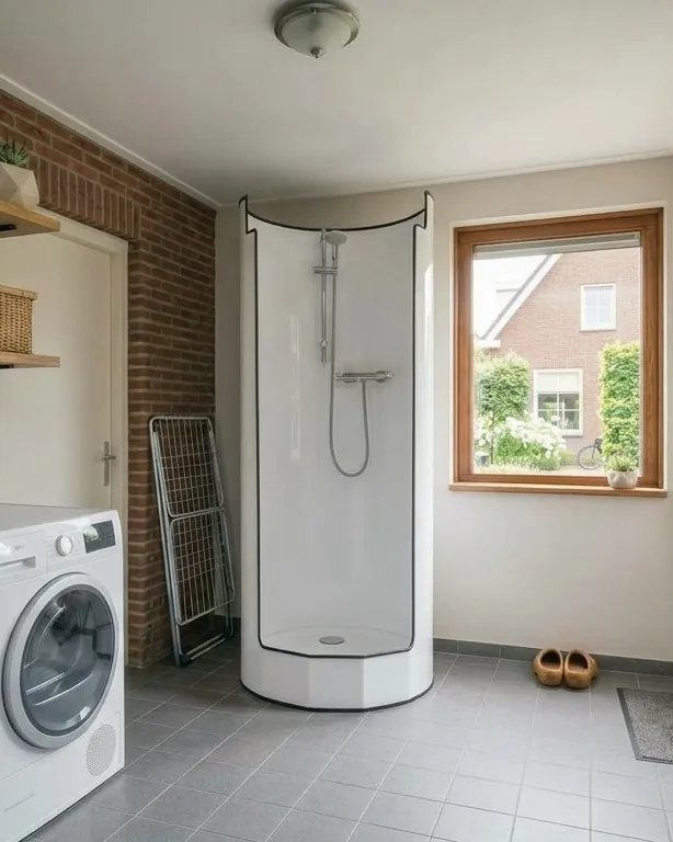 De nooddouche in een bijkeuken naast de wasmachine
