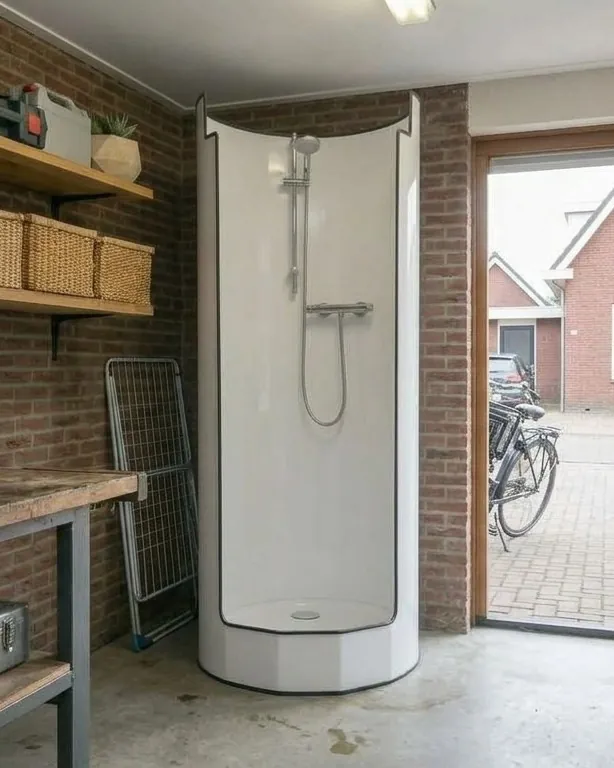 De nooddouche in een garage, naast een werkbank en de buitendeur