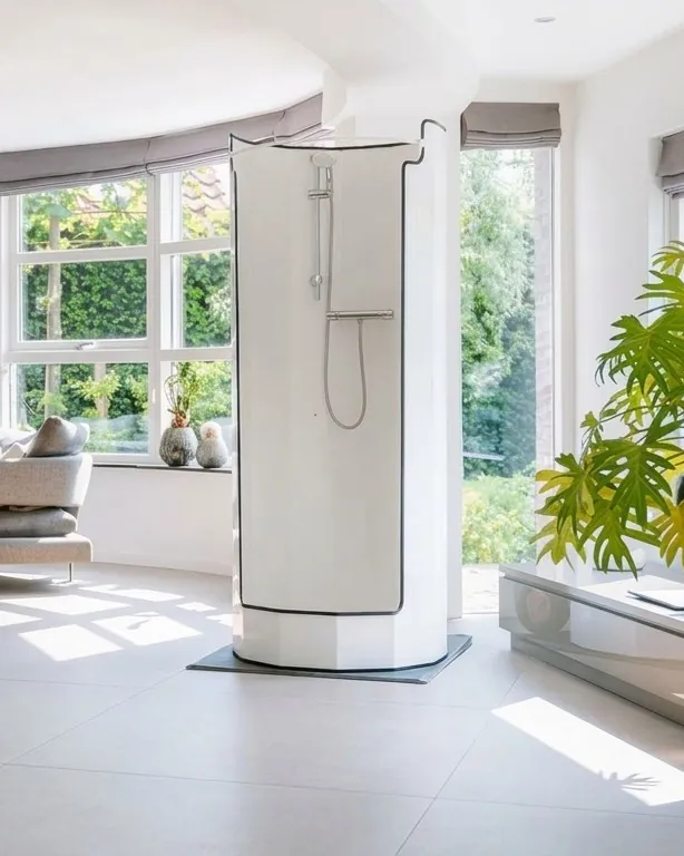 De nooddouche in een ruime woonkamer
